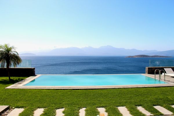 Transform Your UK Pool Area: Elevate Ambiance with a Stylish Fire Pit